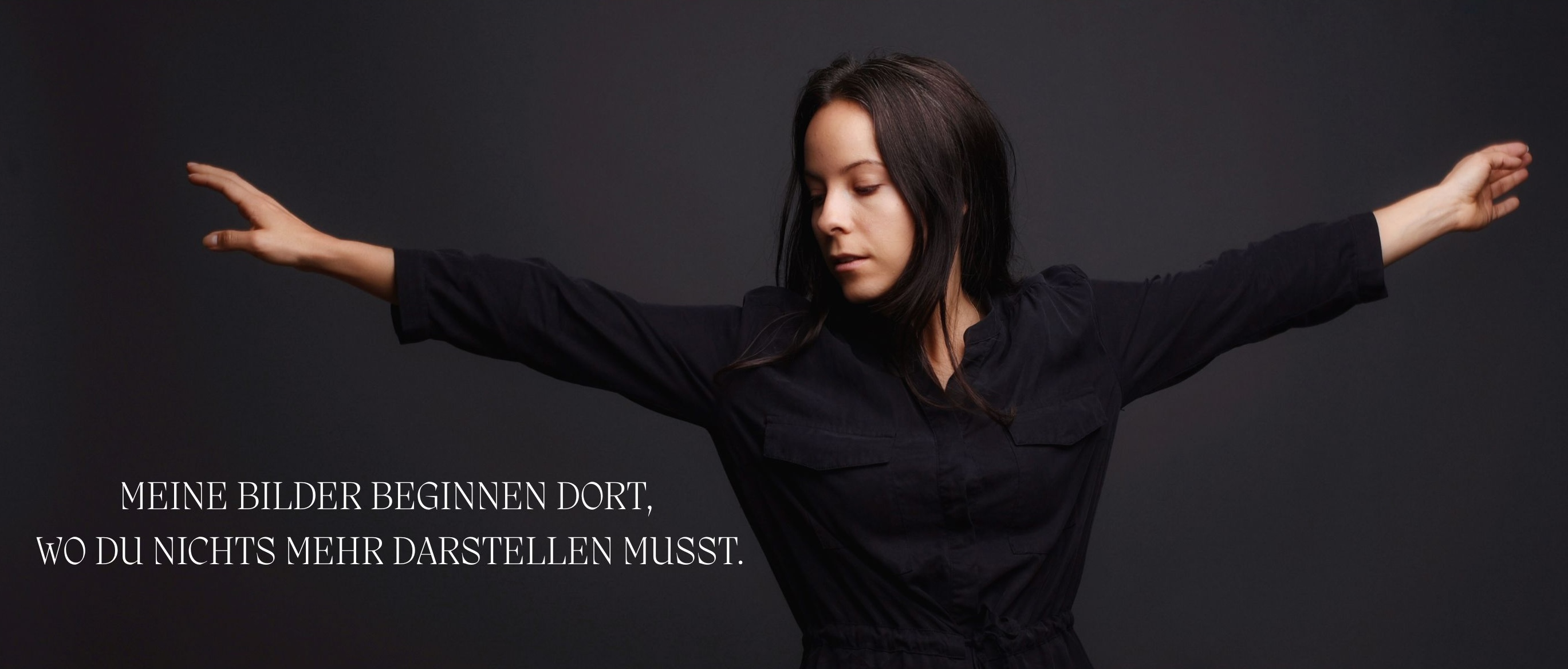 Dunkler Banner mit Frau und Statement Meine Bilder beginnen dort, wo du nichts mehr darstellen musst