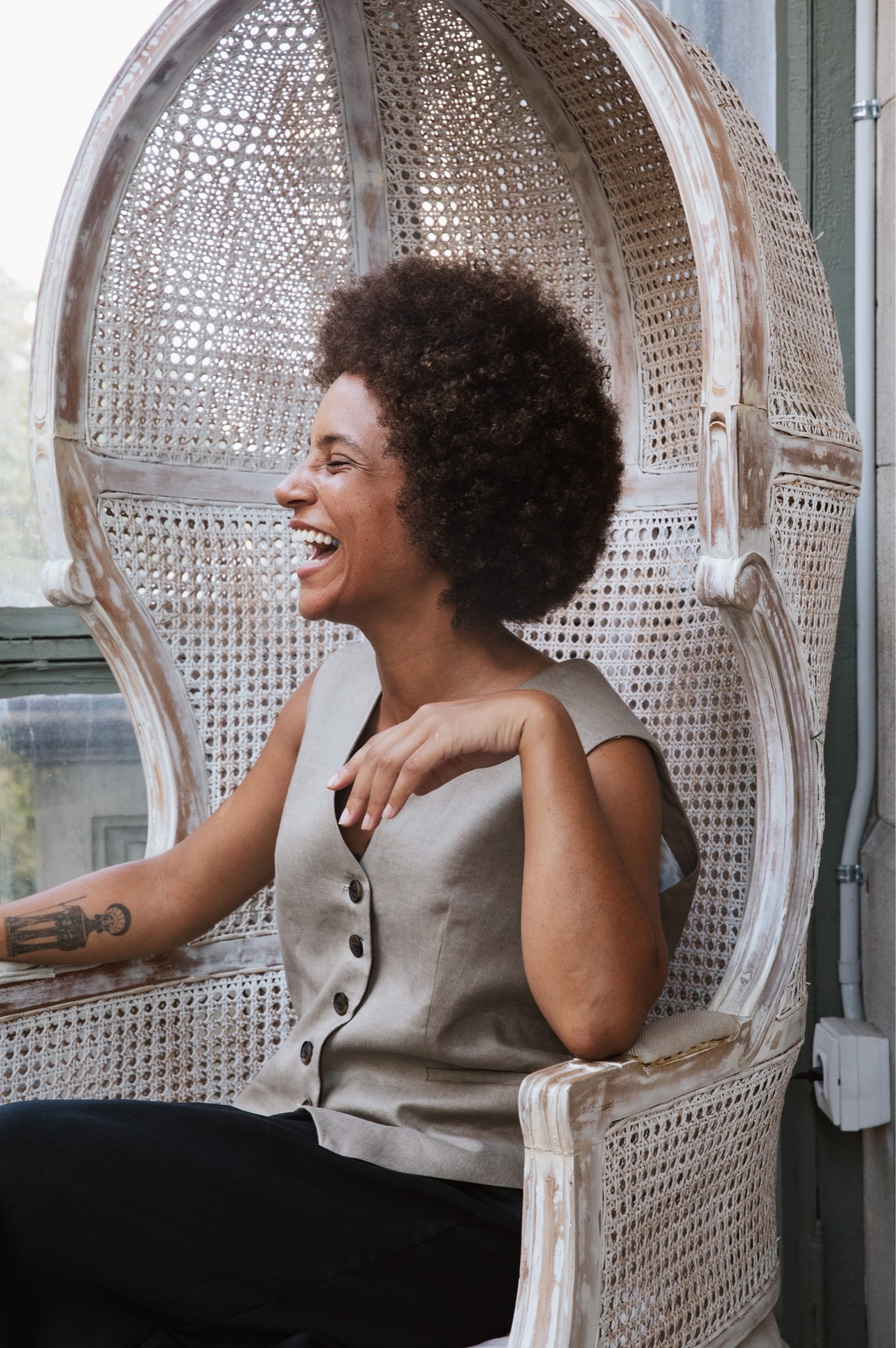 Lachende Frau bei einem Personal-Branding-Fotoshooting in Basel