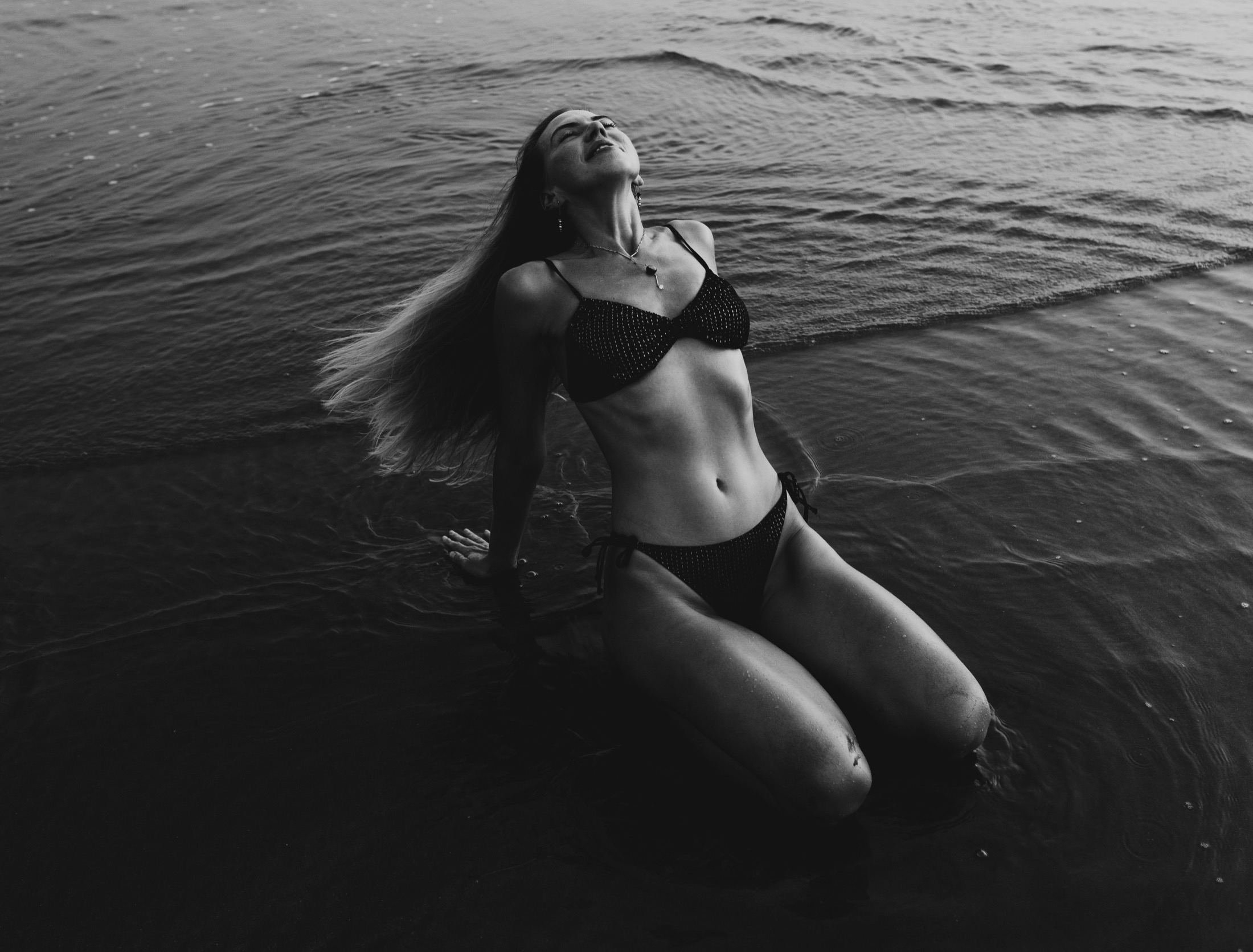 Schwarz-Weiss-Portrait im Wasser mit freier Bewegung