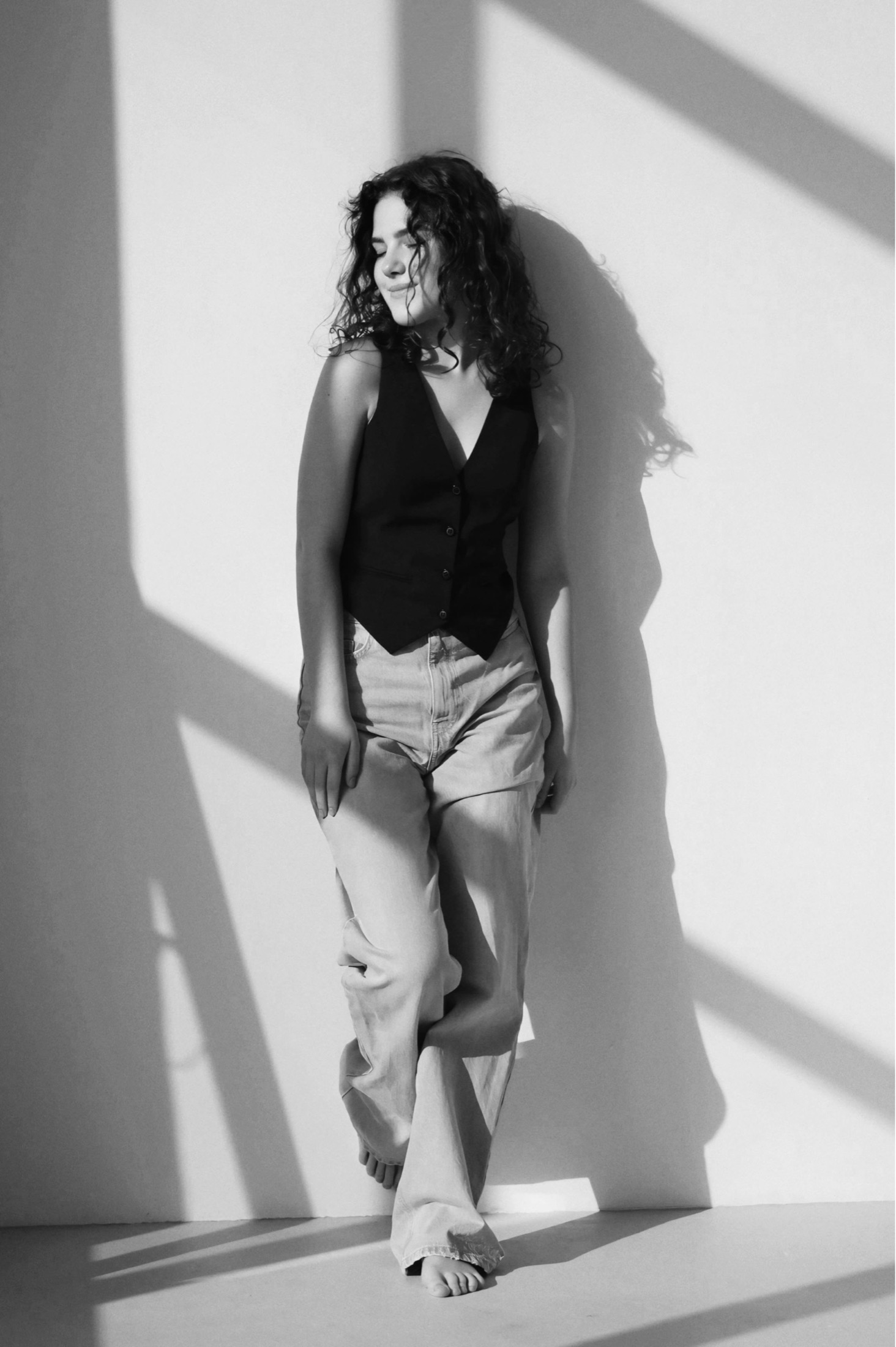 Schwarz-Weiss-Portrait mit Licht und Schatten an der Wand