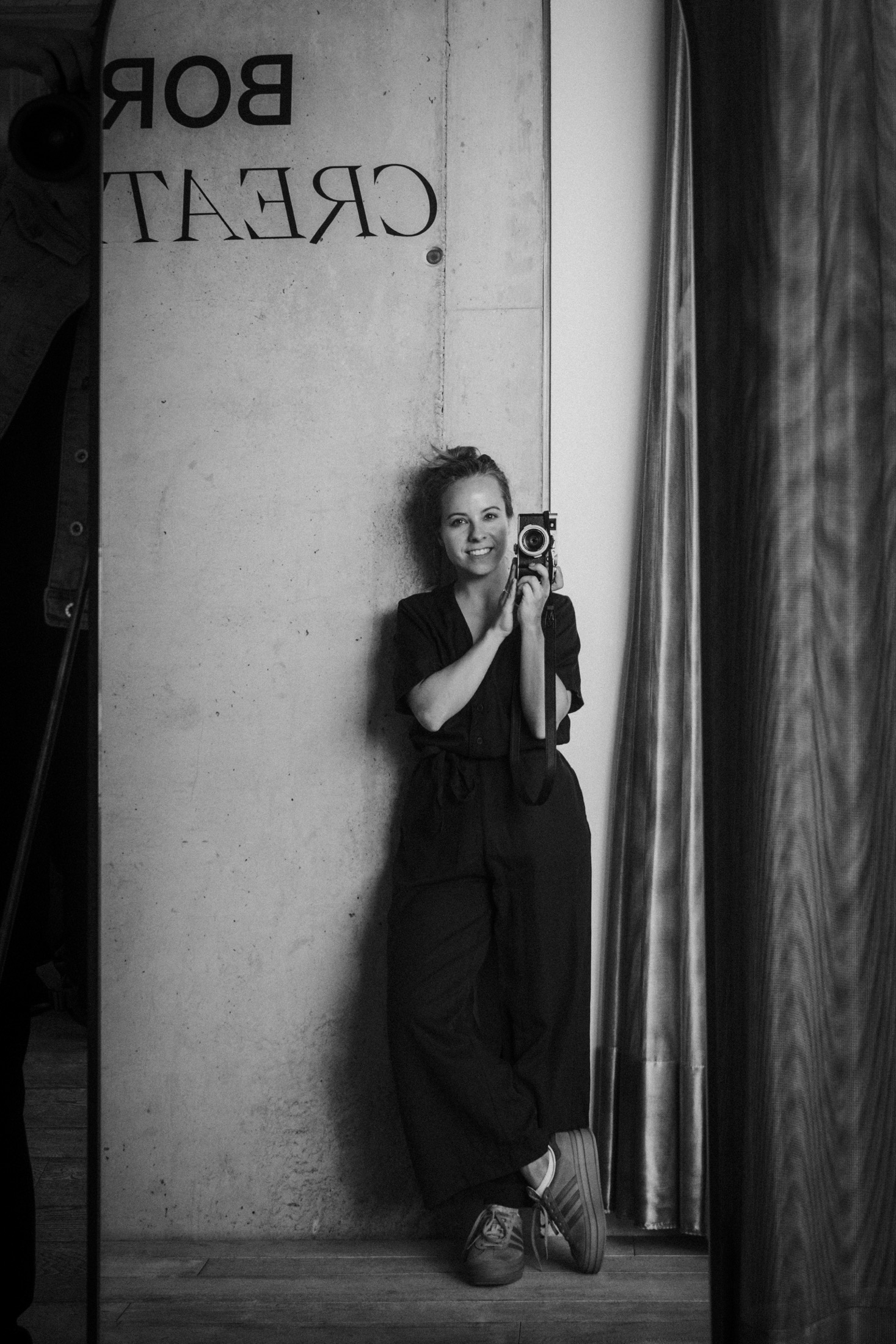 Vera Elma Vacek im Spiegel mit Kamera