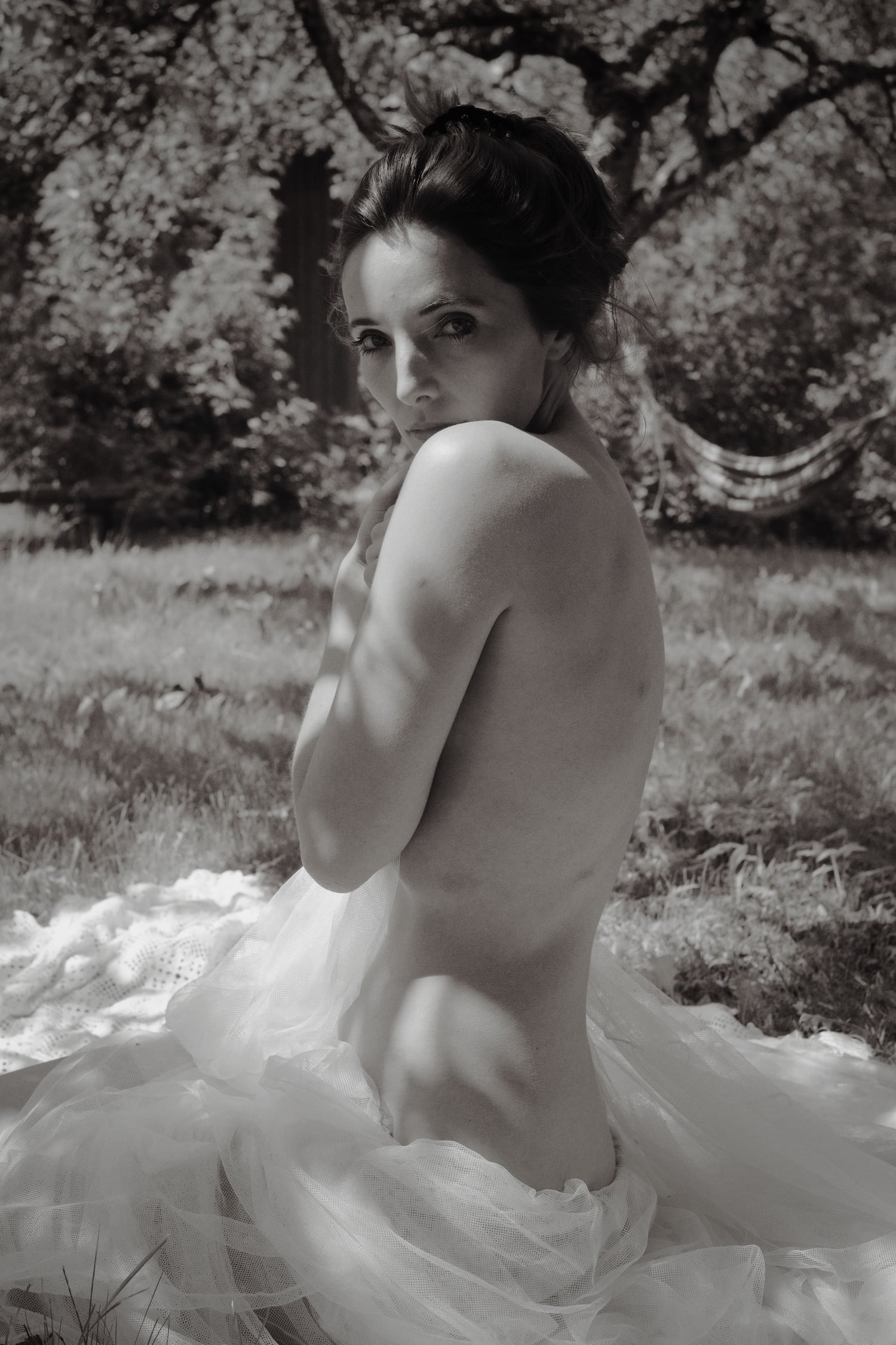 Schwarz-Weiss Self-Love-Portrait im Garten mit Blick ueber die Schulter